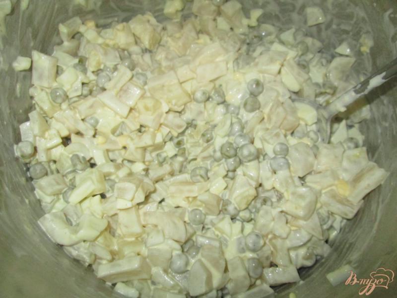 Фото приготовление рецепта: Салат с кальмаром, картофелем и зеленым горошком шаг №7