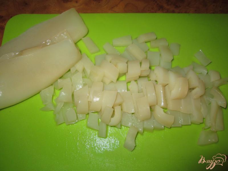 Фото приготовление рецепта: Салат с кальмаром, картофелем и зеленым горошком шаг №2