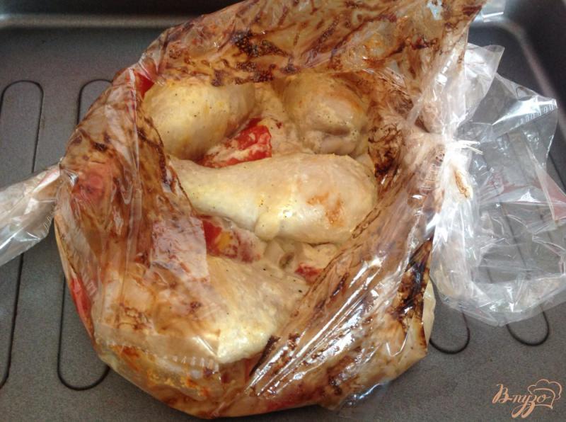 Фото приготовление рецепта: Курица с помидорами в сметанном соусе шаг №7