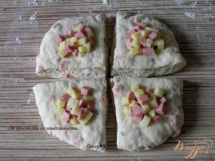 Фото приготовление рецепта: Содовый хлеб с колбасой и сыром шаг №4