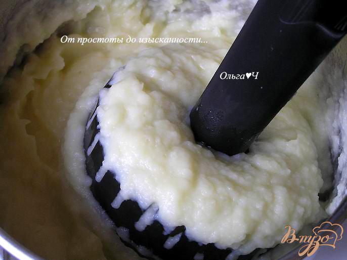 Фото приготовление рецепта: Картофельное пюре с зеленью и творожным сыром шаг №2
