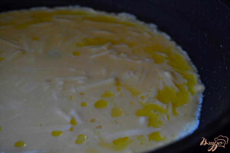 Фото приготовление рецепта: Омлет с сыром и фасолью шаг №3