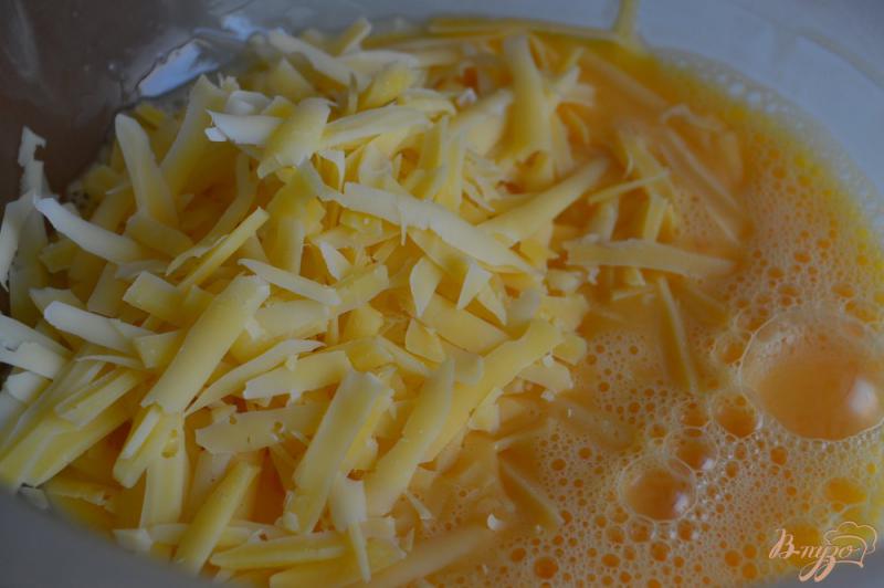 Фото приготовление рецепта: Омлет с сыром и фасолью шаг №2