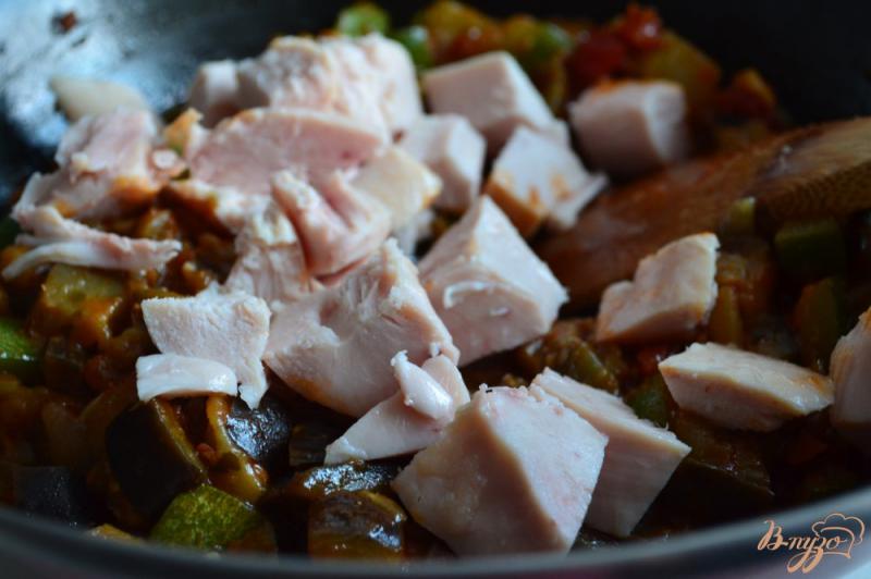 Фото приготовление рецепта: Тушеные овощи с копченой куриной грудкой шаг №5