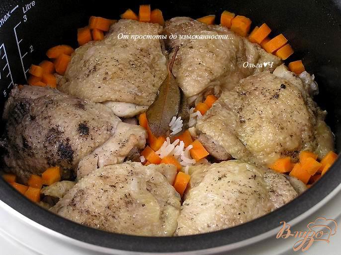 Фото приготовление рецепта: Курица с рисом (в мультиварке) шаг №4