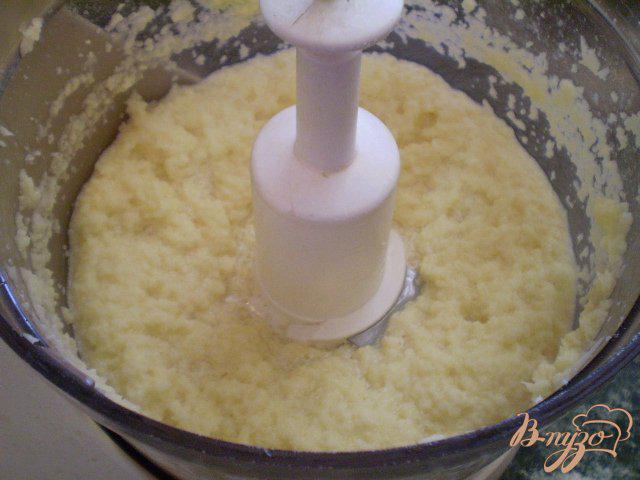 Фото приготовление рецепта: Картофелные оладьи с высивками пшеничными шаг №3