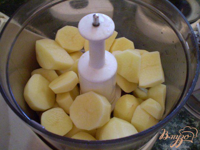 Фото приготовление рецепта: Картофелные оладьи с высивками пшеничными шаг №2