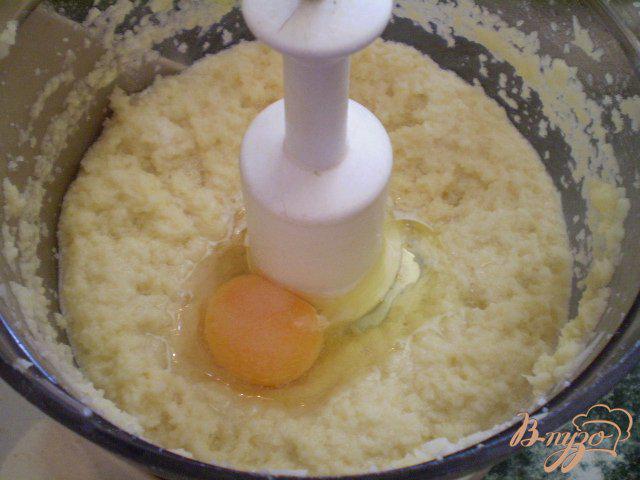 Фото приготовление рецепта: Картофелные оладьи с высивками пшеничными шаг №4