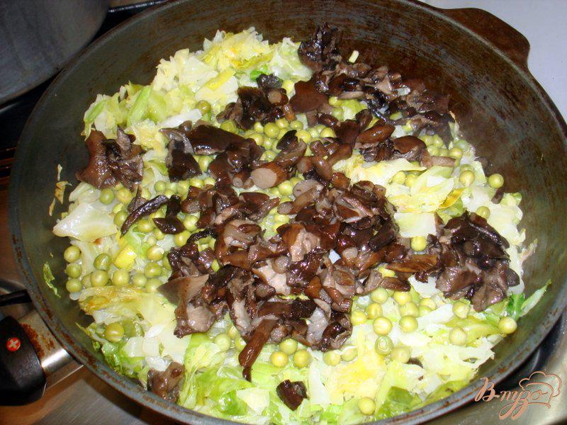Фото приготовление рецепта: Жареная капуста с горошком и грибами шаг №7