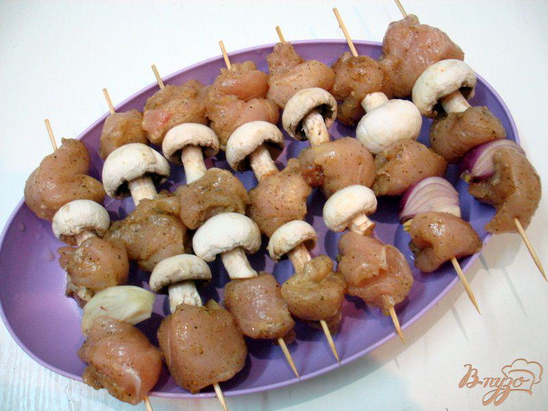 Фото приготовление рецепта: Куриные шашлычки с грибами шаг №8