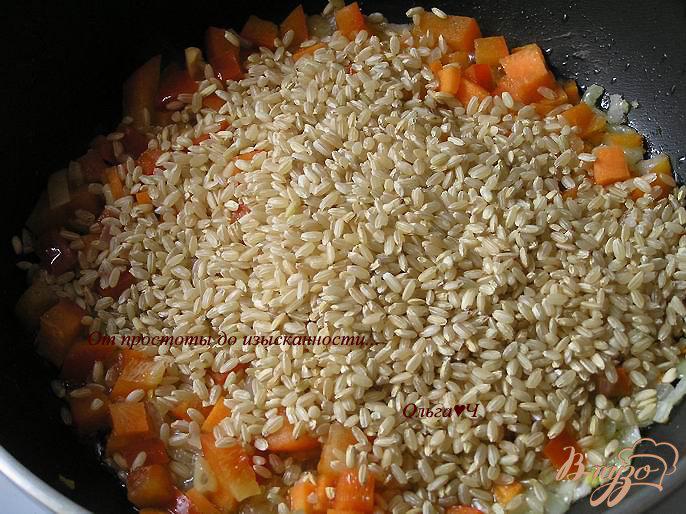 Фото приготовление рецепта: Плов из коричневого риса с овощами шаг №2
