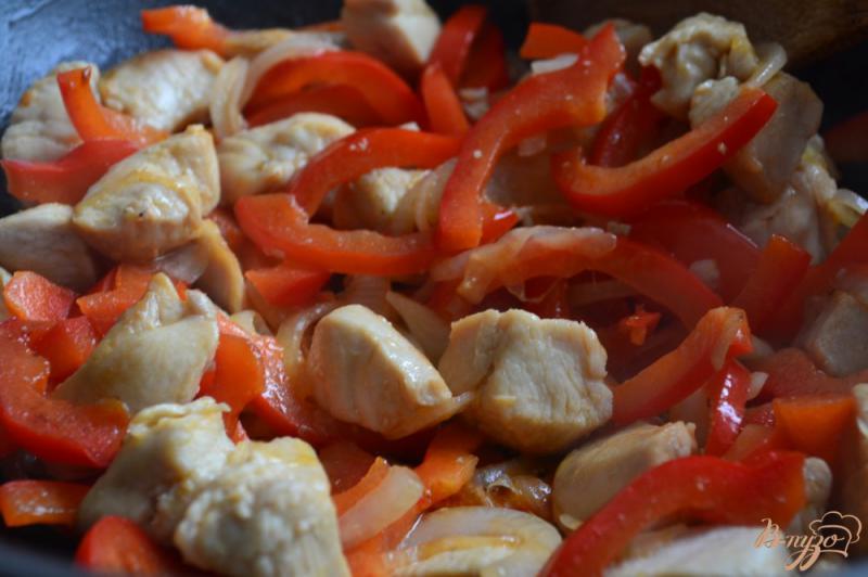 Фото приготовление рецепта: Тушеная капуста с курицей, грибами и оливками шаг №2