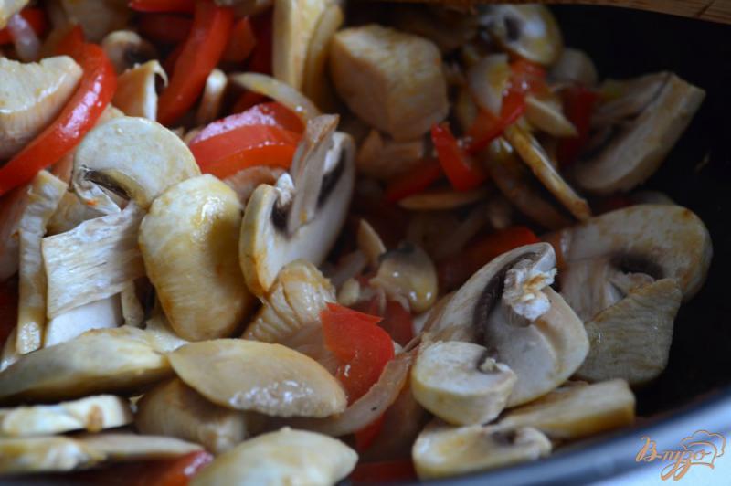 Фото приготовление рецепта: Тушеная капуста с курицей, грибами и оливками шаг №3