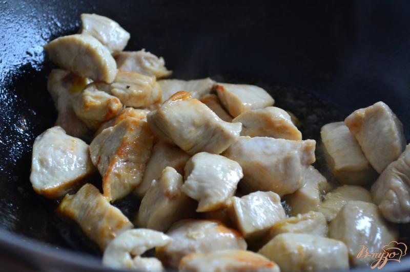 Фото приготовление рецепта: Тушеная капуста с курицей, грибами и оливками шаг №1