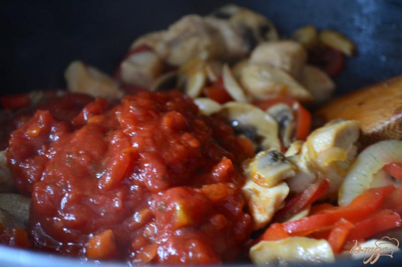Фото приготовление рецепта: Тушеная капуста с курицей, грибами и оливками шаг №4