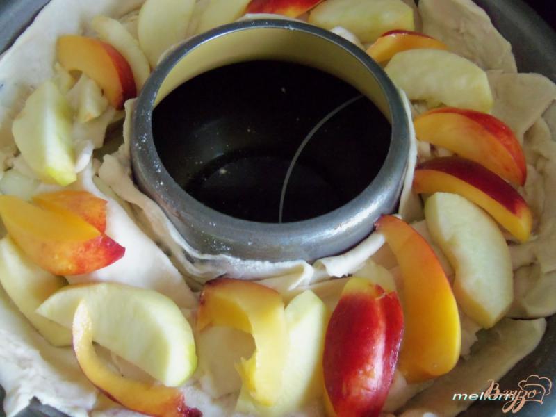 Фото приготовление рецепта: Пирог с яблоками, нектарином и карамельной корочкой шаг №3