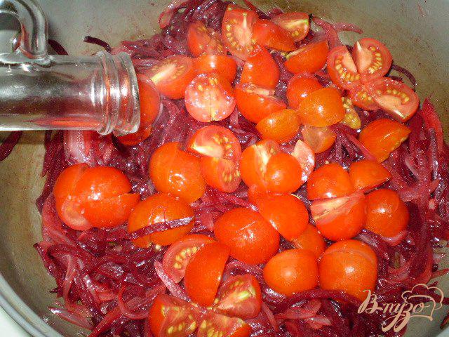 Фото приготовление рецепта: Свекла тушенная с помидорами и луком шаг №5