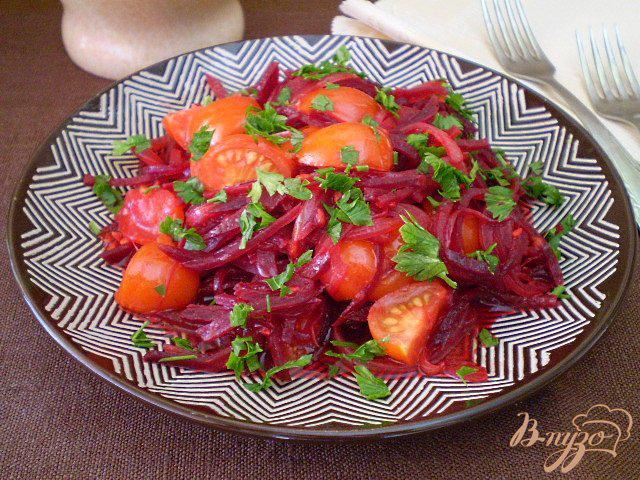 Фото приготовление рецепта: Свекла тушенная с помидорами и луком шаг №6