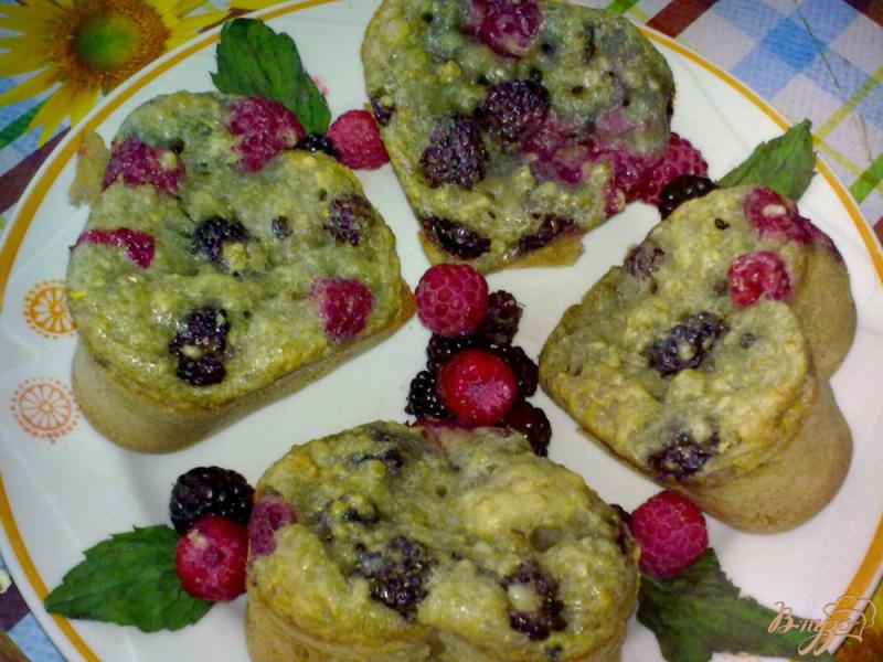 Фото приготовление рецепта: Кексы с карри и ягодами шаг №6