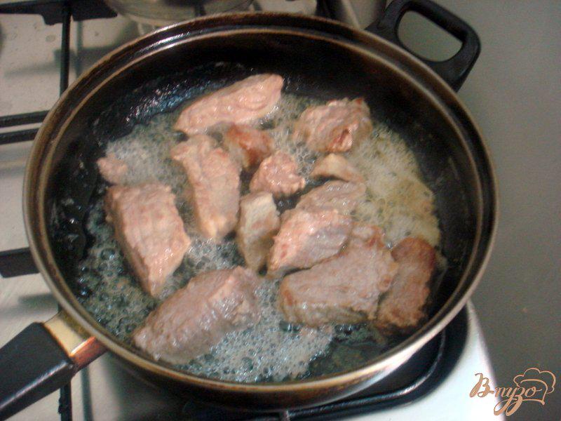 Фото приготовление рецепта: Свинина с луком шаг №3