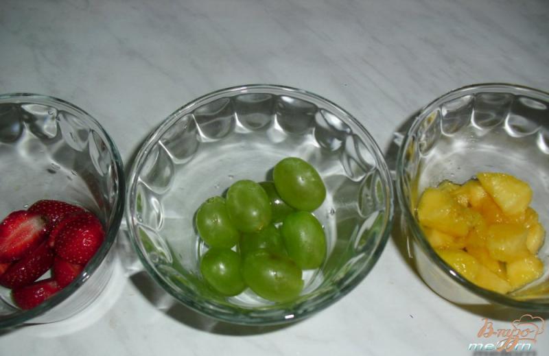 Фото приготовление рецепта: Десерт из запеченной ряженки с фруктами и ягодами шаг №2