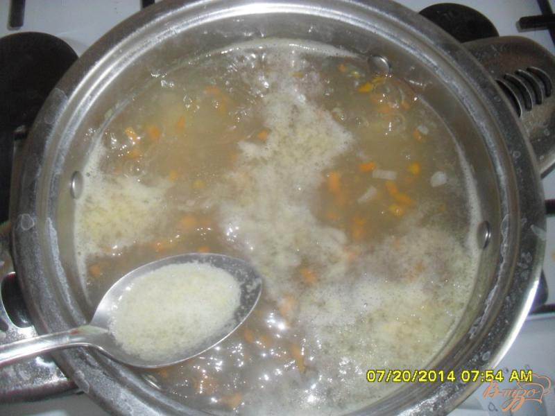 Фото приготовление рецепта: Суп с фрикадельками и рисовой вермишелью. шаг №4