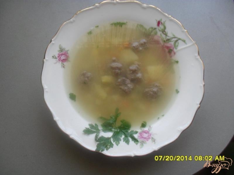 Фото приготовление рецепта: Суп с фрикадельками и рисовой вермишелью. шаг №6