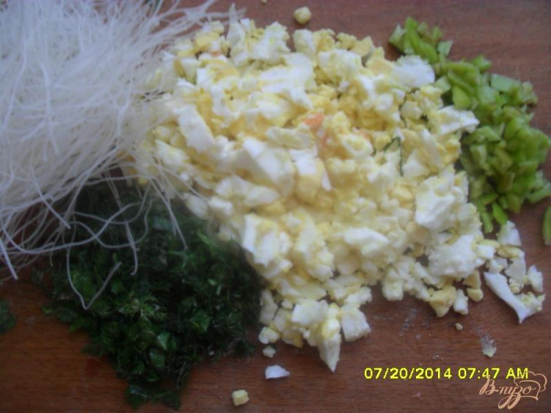 Фото приготовление рецепта: Суп с фрикадельками и рисовой вермишелью. шаг №5