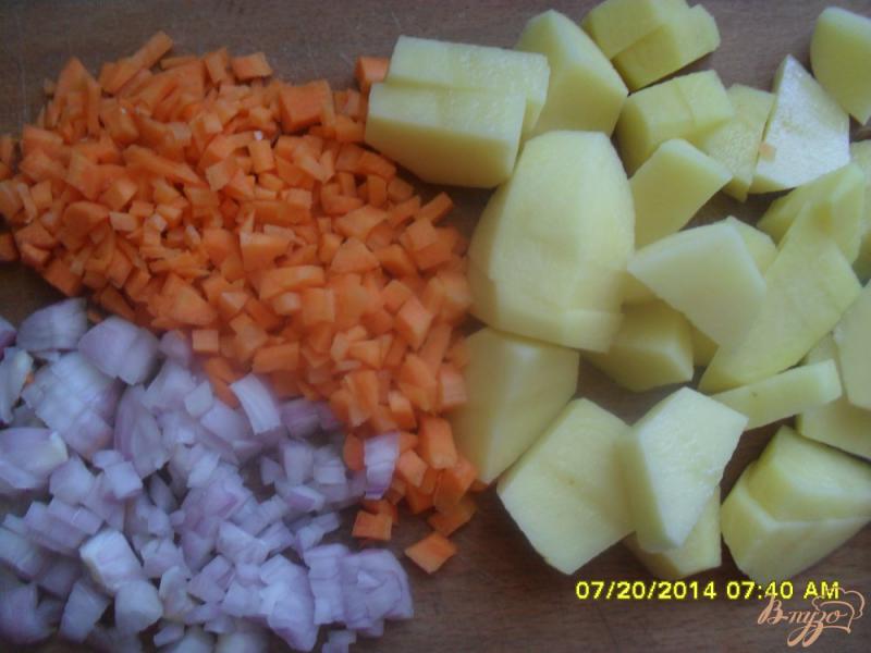 Фото приготовление рецепта: Суп с фрикадельками и рисовой вермишелью. шаг №2