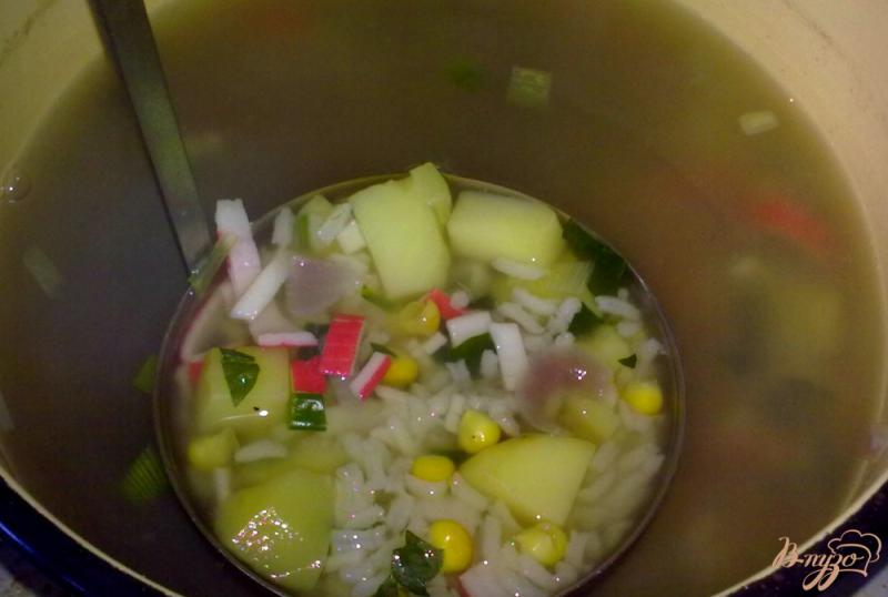Фото приготовление рецепта: Суп с крабовыми палочками шаг №6