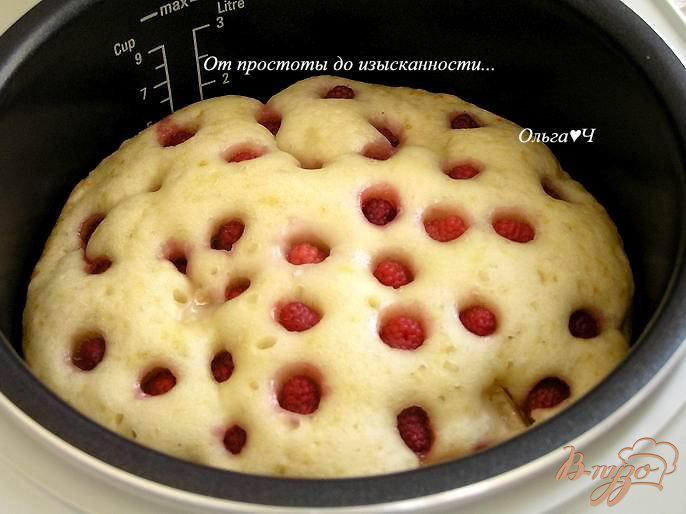Фото приготовление рецепта: Кекс с яблоком и малиной шаг №6