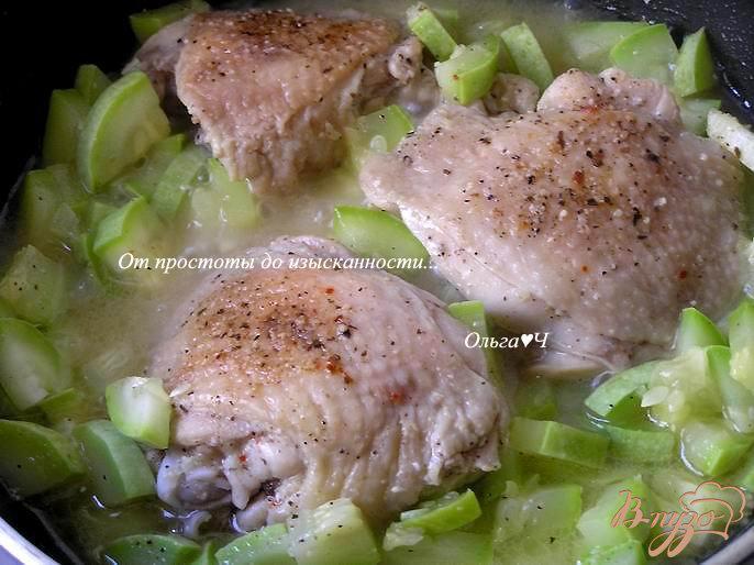 Фото приготовление рецепта: Куриные бедра с кабачком и рисом шаг №3
