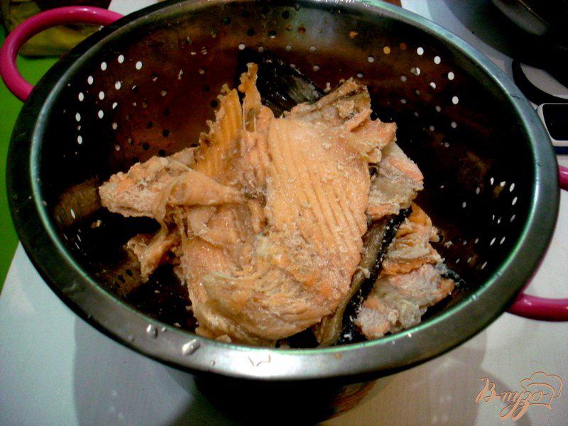Фото приготовление рецепта: Бульон из хребтов лосося с рисом шаг №6