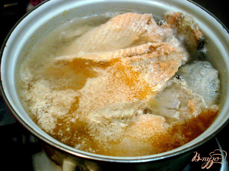 Фото приготовление рецепта: Бульон из хребтов лосося с рисом шаг №5