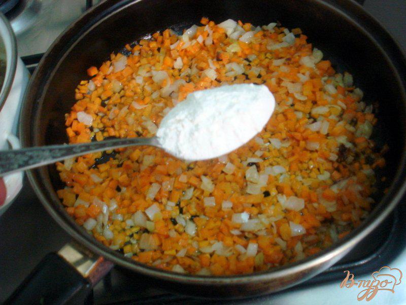 Фото приготовление рецепта: Зелёный горошек с морковью в соусе шаг №5