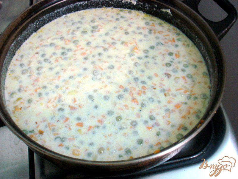 Фото приготовление рецепта: Зелёный горошек с морковью в соусе шаг №7