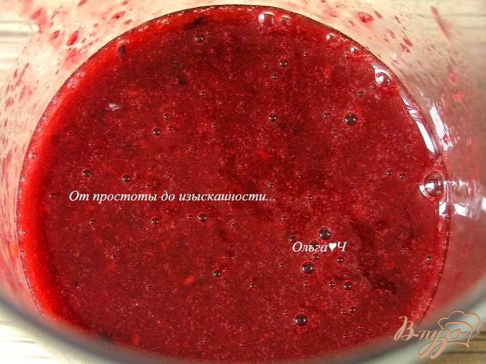 Фото приготовление рецепта: Напиток из кока-колы с ягодами шаг №3