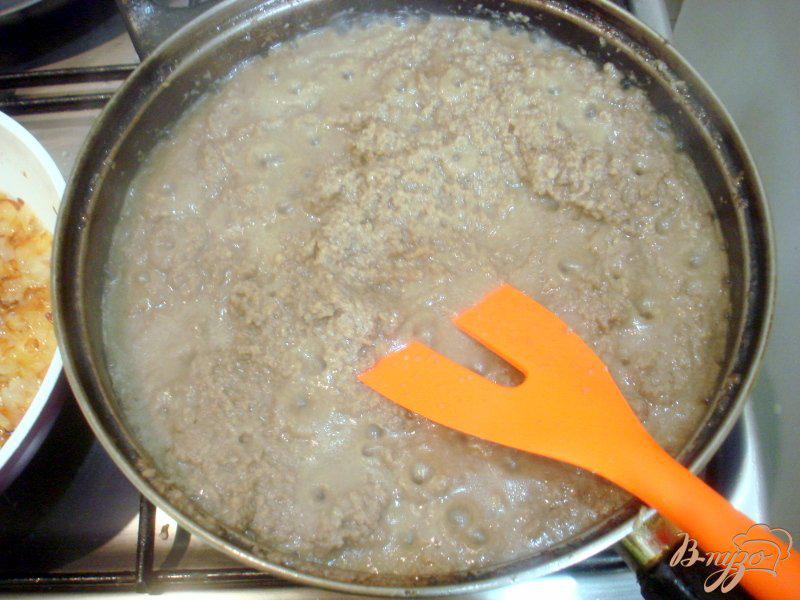 Фото приготовление рецепта: Печёночный торт с грибной начинкой шаг №5