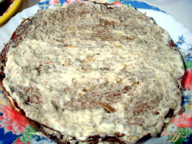 Фото приготовление рецепта: Печёночный торт с грибной начинкой шаг №13