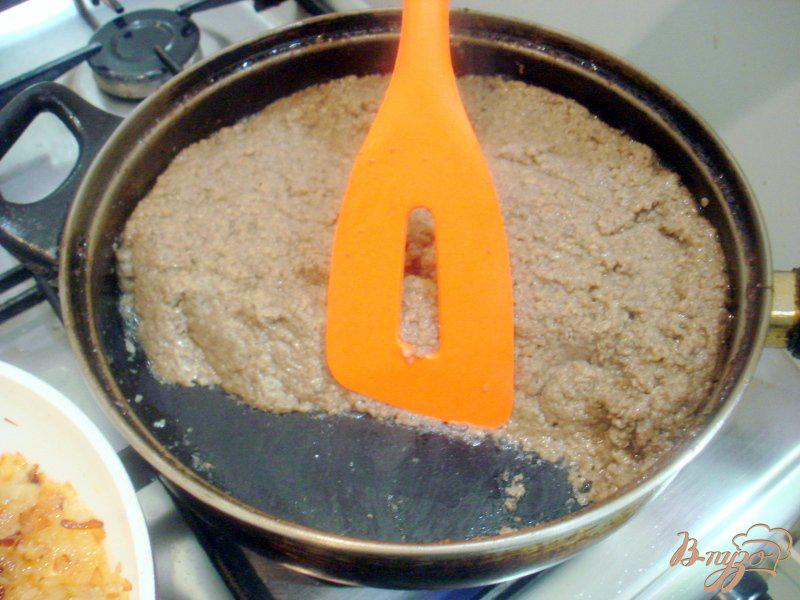 Фото приготовление рецепта: Печёночный торт с грибной начинкой шаг №6