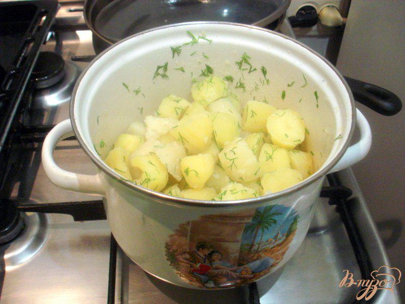 Фото приготовление рецепта: Караси запеченные с картофелем шаг №4