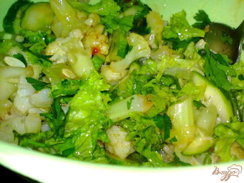 Фото приготовление рецепта: Салат с цветной капустой «Зеленый» шаг №7