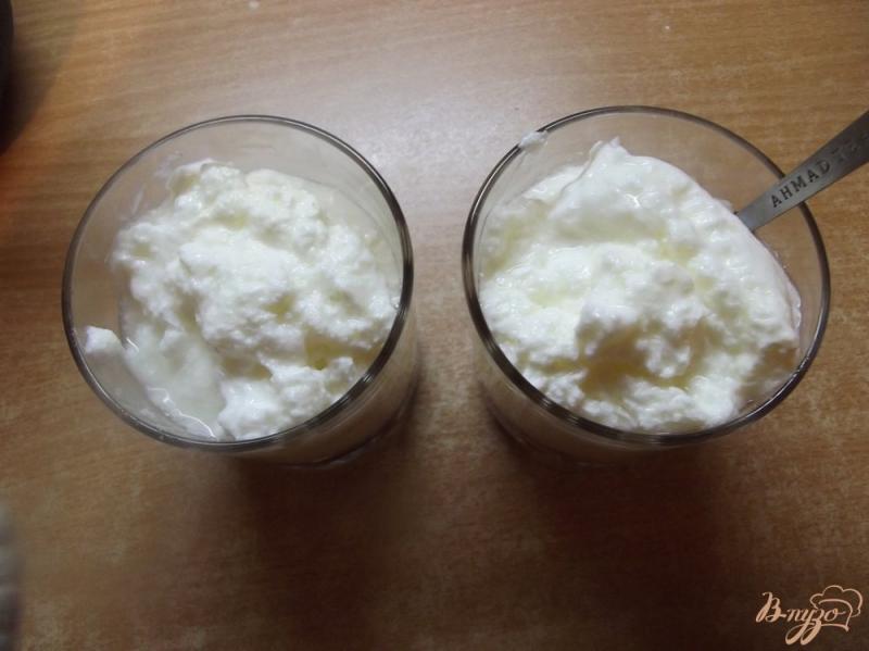 Фото приготовление рецепта: Десерт из домашнего йогурта без йогуртницы шаг №4