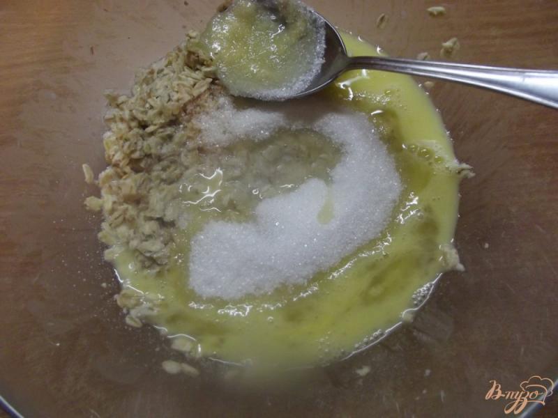 Фото приготовление рецепта: Овсяный кекс с малиновым вареньем шаг №3