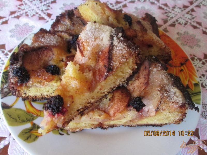 Фото приготовление рецепта: Яблочно- ежевичный пирог шаг №6