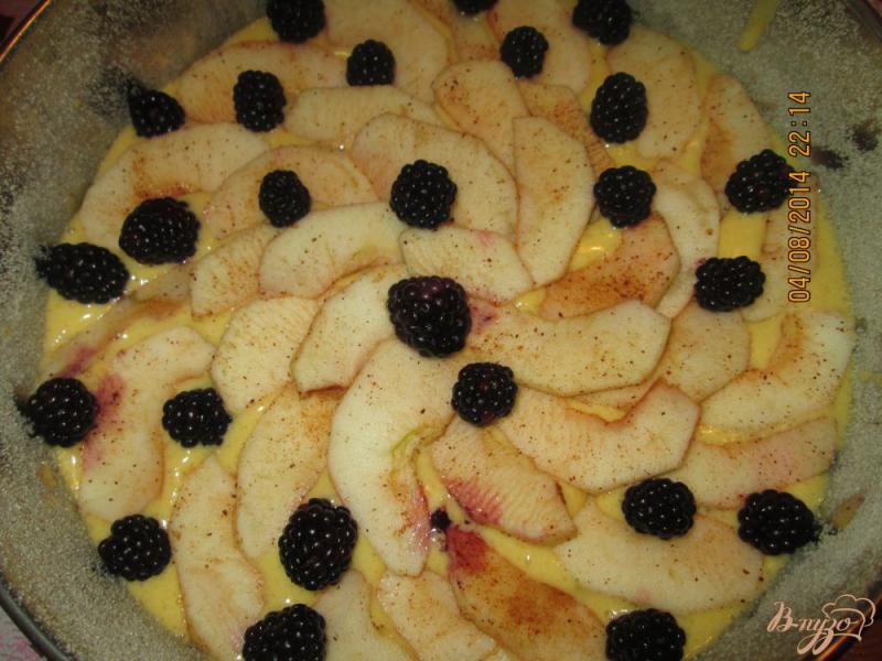 Фото приготовление рецепта: Яблочно- ежевичный пирог шаг №5