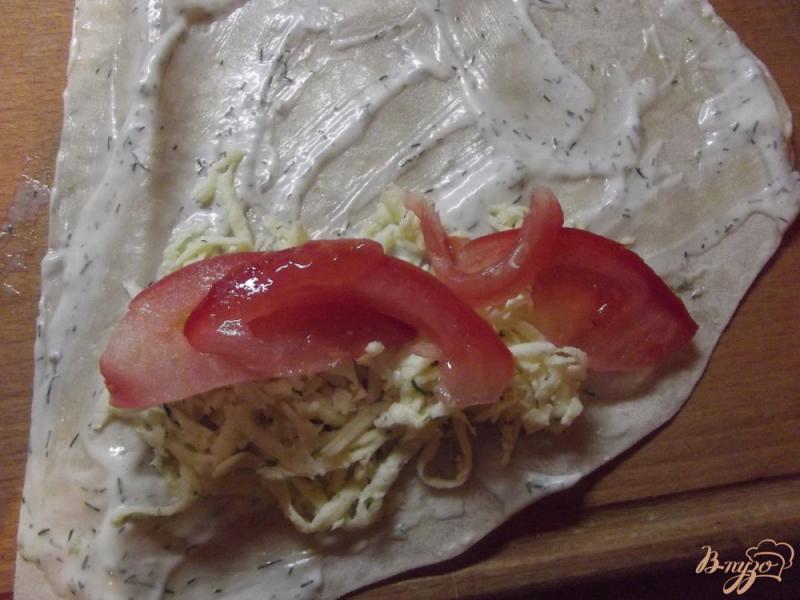 Фото приготовление рецепта: Закуска из лаваша с сулугуни, чесноком и помидорами шаг №5