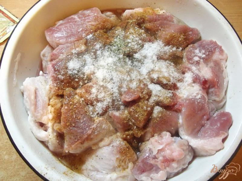 Фото приготовление рецепта: Шашлык из свиной лопатки вымоченный шаг №3