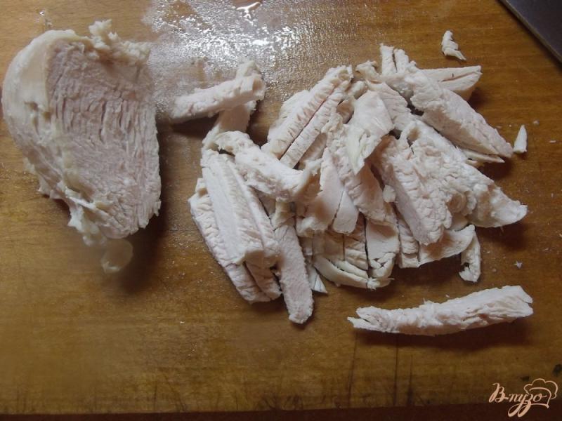 Фото приготовление рецепта: Салат из отварной курицы с брынзой шаг №1