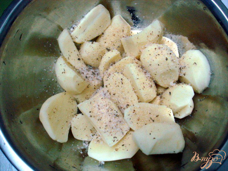 Фото приготовление рецепта: Свиные рёбрышки запеченные с картофелем шаг №7